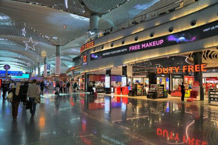 Téléchargez les photos : ISTANBUL, TURQUIE - 25 MARS 2023 : Les passagers visitent la boutique hors taxes de l'aéroport d'Istanbul, l'un des aéroports les plus achalandés au monde. - en image libre de droit
