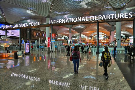 Téléchargez les photos : ISTANBUL, TURQUIE - 25 MARS 2023 : Les passagers visitent l'aéroport d'Istanbul, l'un des aéroports les plus fréquentés au monde. - en image libre de droit