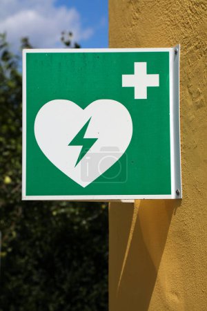 Téléchargez les photos : Défibrillateur externe automatisé public (DEA) signe de dispositif médical portable en Autriche. - en image libre de droit