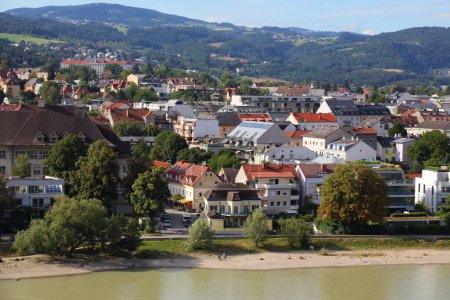Linz vista de la ciudad en Austria. Urfahr vista del distrito en verano.