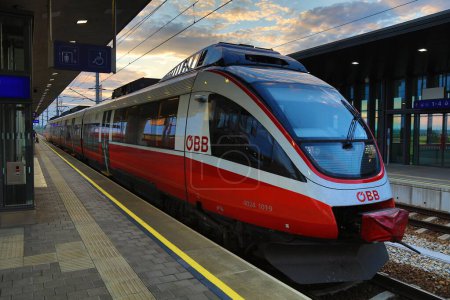 Foto de TULLNERFELD, AUSTRIA - 31 DE JULIO DE 2022: Tren de pasajeros Bombardier Talent de Austrian Federal Railways OBB en la estación de Tullnerfeld en Austria. - Imagen libre de derechos