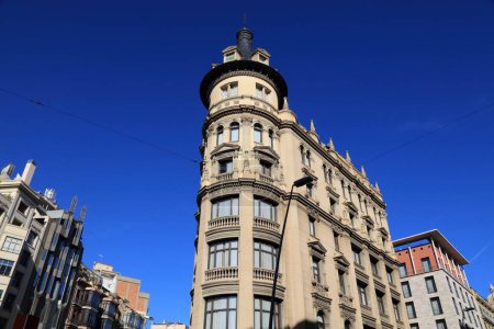Edificio de arquitectura clásica de esquina redonda en Barcelona, España.