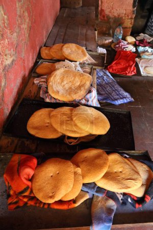 El Jadida Stadt, Marokko. Frisches Brot in der berühmten öffentlichen Bäckerei, wo die Leute ihr eigenes Brot mitbringen, um es backen zu lassen.