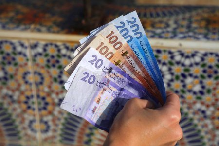 Marokkanische Dirham. Währung von Marokko - Hand hält gebrauchte Banknoten. Marokkanisches Geld.