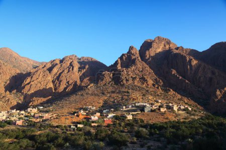 Paysage montagneux anti-Atlas et petit village près de Tafraout, Maroc. Lumière du lever du soleil.