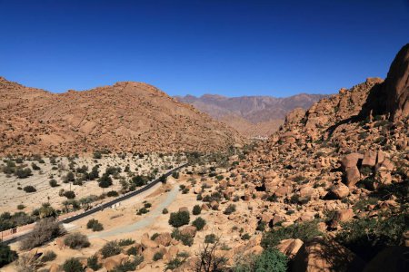 Route rurale dans les montagnes de l'Anti-Atlas à Tafraout, Maroc. Paysage au Maroc.