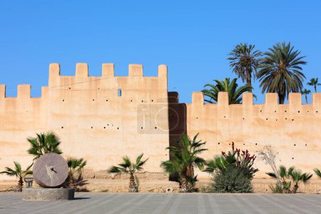 Stadtmauern und Palmen in Taroudant Stadt, Marokko.