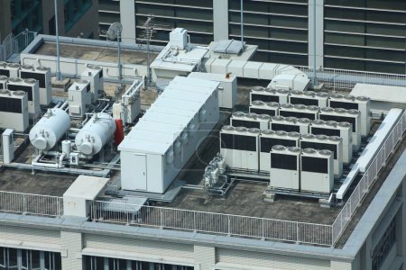 Systèmes CVC sur le toit - climatisation industrielle dans un immeuble de bureaux. Kobe, Japon.