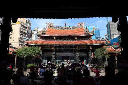 Foto de Taipei, Taiwán - 4 de diciembre de 2018: La gente visita el Templo Longshan en el distrito Wanhua de la ciudad de Taipei, Taiwán. Es un hito de la religión popular china.. - Imagen libre de derechos