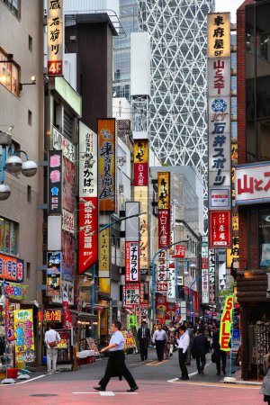 Téléchargez les photos : TOKYO, JAPON - 8 MAI 2012 : Les gens visitent Shinjuku, Tokyo, Japon. La région du Grand Tokyo est la région métropolitaine la plus peuplée du monde (38 millions d'habitants).). - en image libre de droit