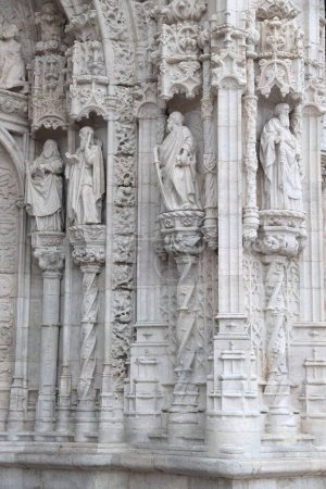 Monastère de Jeronimos ou monastère de Hieronymites dans le quartier de Belem à Lisbonne, Portugal. Statues d'apôtre de style gothique.