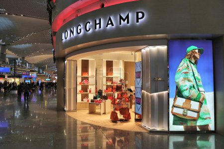 Téléchargez les photos : ISTANBUL, TURQUIE - 11 AVRIL 2023 : Boutique hors taxes de la marque Longchamp luxurry à l'aéroport d'Istanbul, l'un des aéroports les plus achalandés au monde. - en image libre de droit