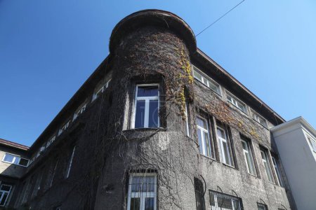 Ciudad de Raciborz en Polonia. Edificio sombrío de la Oficina Tributaria (polaco: Urzad Skarbowy).