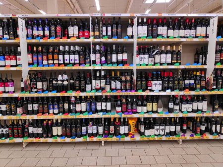 Téléchargez les photos : WARSAW, POLOGNE - 9 MAI 2023 : Choix et prix internationaux du vin dans un supermarché Biedronka à Varsovie, Pologne. - en image libre de droit