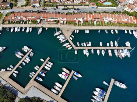 Puerto deportivo de Porto Ottiolu en el municipio de Budoni en la isla de Cerdeña, Italia. Punto de vista del dron.