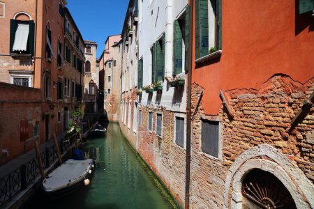 Foto de Venecia, Italia. Colorida arquitectura junto al canal de San Maurizio (Rio di San Maurizio). - Imagen libre de derechos