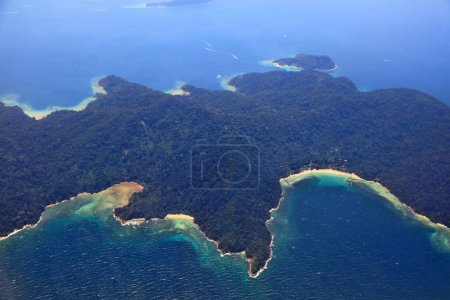 Isla Gaya (Pulau Gaya) con arrecifes de coral en el Parque Nacional Tunku Abdul Rahman cerca de Kota Kinabalu, Malasia.