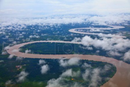 Rivière sinueuse Sungai Sabang près de Kuching dans l'état du Sarawak en Malaisie. Vue aérienne.