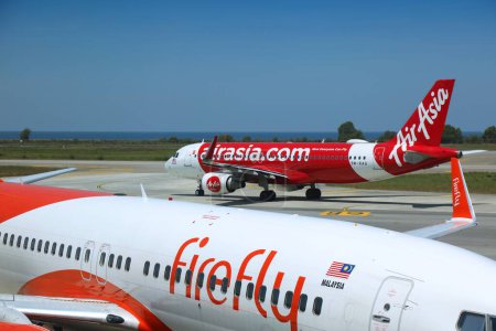 Téléchargez les photos : KOTA KINABALU, MALAISIE - 8 MARS 2024 : Compagnies aériennes low cost concurrentes Firefly et AirAsia à l'aéroport international de Kota Kinabalu. - en image libre de droit