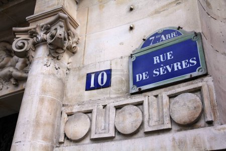 Foto de París, Francia - Rue de Sevres street sign. Signo azul parisino típico
. - Imagen libre de derechos