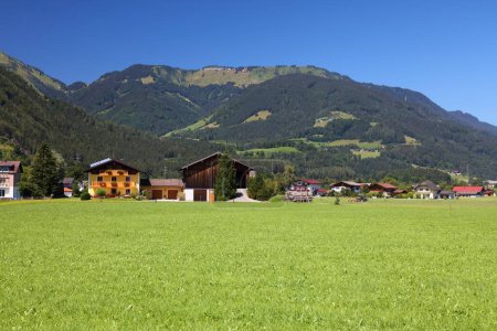 Österreich Sommer. Landschaft in der Nähe von Salzburg - Dorf Golling und der Salzach. Sonniger Tag.