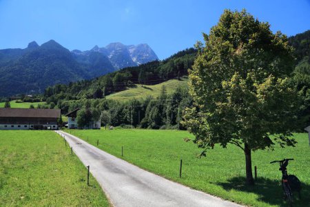 Austria verano. Paisaje rural cerca de Salzburgo - pueblo de Golling y der Salzach. Día soleado.
