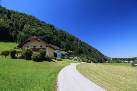Österreich Sommer. Landschaft in der Nähe von Salzburg - Dorf Golling und der Salzach. Sonniger Tag.