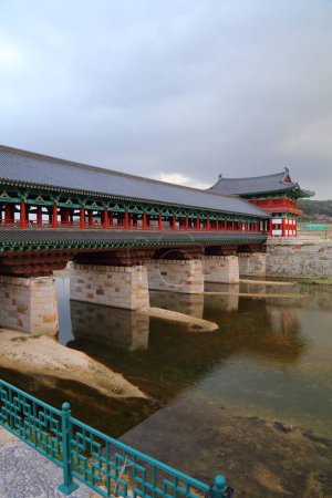 Woljeong-Brücke (Woljeonggyo), überdachte Brücke neben dem traditionellen Dorf Gyochon in Gyeongju, Südkorea.