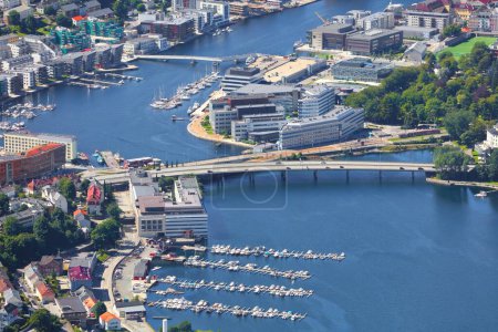 Bergen, Norwegen. Sommer Luftaufnahme von Sentrum mit Bootshafen und Store Lungegardsvann Bucht.