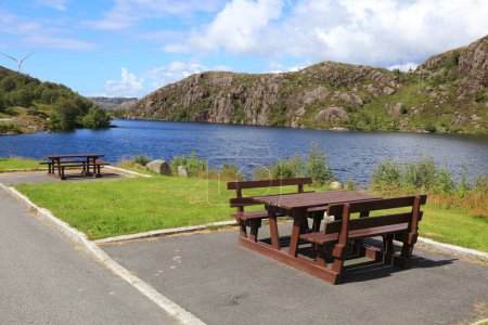 Picknicktisch auf einem Rastplatz neben einem See in der Region Rogaland in Norwegen.