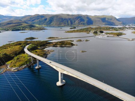 Drohnenblick auf Norwegen-Inseln. More og Romsdal County Island Landschaft mit Heroy Gemeinde. Heroybrua-Brücke.