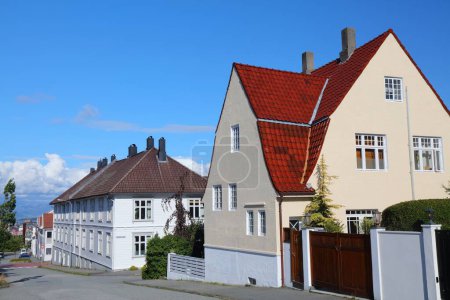Stavanger, Norwegen. Lokale Wohnstraße mit typisch nordischen Holzhäusern.