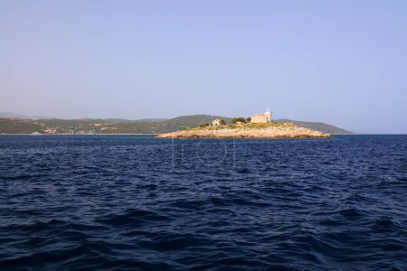 Foto de Faro de la isla de Murvica en el canal Drvenicki Kanal en Croacia. - Imagen libre de derechos