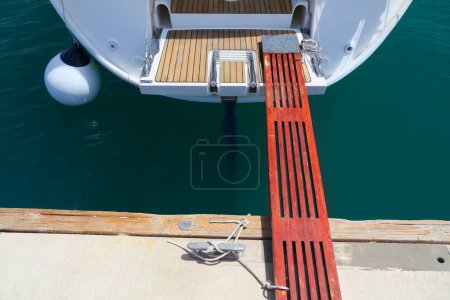 Navegar en Split, Croacia. Yate de vela de madera embarque pasarela puente a pie (pasarela) montado en la popa del barco en un puerto deportivo.