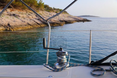 Voile en Adriatique, Croatie. Équipement bateau : corde colorée sur un cabestan.