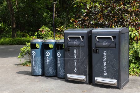 Poubelles publiques avec tri des déchets dans les jardins de Singapour par la baie. Les grandes poubelles sont des compacteurs à énergie solaire.
