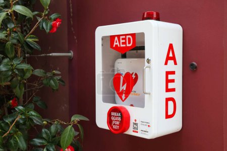 Téléchargez les photos : SINGAPOUR VILLE, SINGAPOUR - 12 MARS 2024 : Défibrillateur externe automatisé AED - équipement médical d'urgence dans un bâtiment public à Singapour. - en image libre de droit