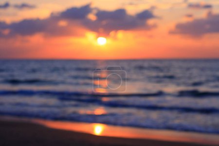 Defokussiert Meer Sonnenuntergang Hintergrund. Verschwommener Blick auf Sonnenuntergang über dem Mittelmeer.
