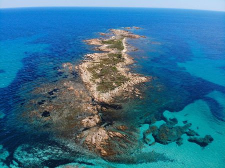 Schöne Landschaft - Drohnenblick auf Sardinien, Italien. Die flache Küste von Capo Comino auf Sardinien. Insel Isola Rossa.