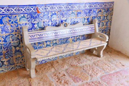 Blaue Azulejo-Fliesen in Portugal. Traditionelle portugiesische Dekoration in Porches, Algarve.