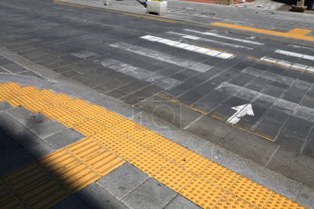 Foto de Pavimentación táctil (bloques de tenji) por el paso peatonal en Seúl, Corea del Sur. Infraestructura para personas con discapacidad visual. - Imagen libre de derechos