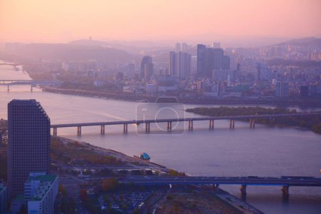 Paisaje urbano de Seúl al atardecer en Corea del Sur. Vista aérea con puentes del Río Han (Hangang), Yeouido, Dangin-dong y distritos de Mapo-gu.