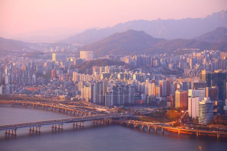 Seoul bei Sonnenuntergang in Südkorea. Luftaufnahme mit Fluss Han (Hangang), Mapo-Brücke, Mapo-dong, Seodaemun-gu und Mapo-gu Bezirk.