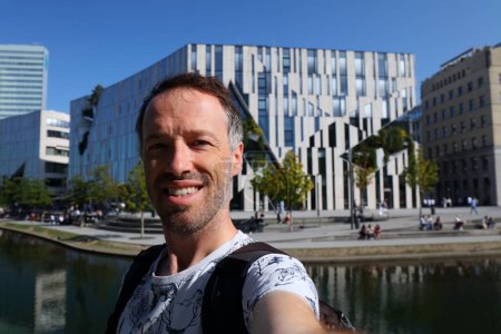 Selfie turístico en Dusseldorf, Alemania. Selfie viajero con arquitectura moderna de Düsseldorf.