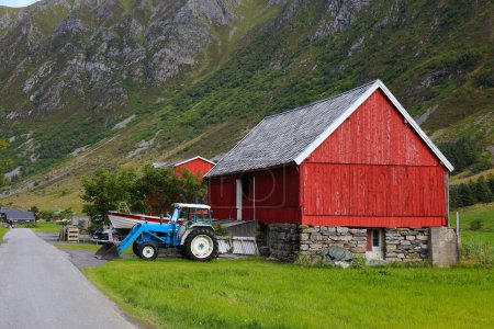 Ackerland und Weiden in Norwegen. Landwirtschaftliches Gebiet auf der Halbinsel Stad in der Region Sunnmore (More og Romsdal county)).
