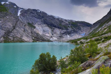 Naturaleza noruega. Parque Nacional Jostedalsbreen - Nigardsbrevatnet glacial lake.