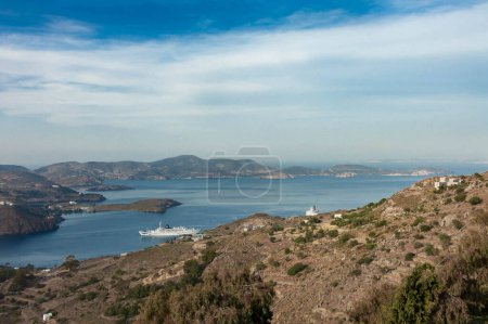 Foto de Vista de la isla de Patmos desde Chora con crucero que entra en puerto, isla del Dodecaneso, Grecia - Imagen libre de derechos