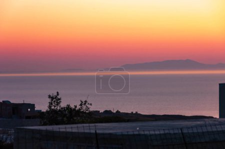 Foto de Puesta de sol dramática en el crepúsculo en el mar Egeo sobre la aldea de Karterodos - Imagen libre de derechos