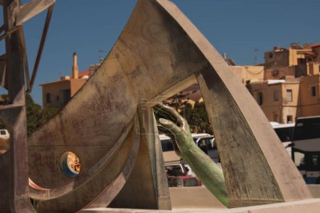 Foto de Vista posterior de la escultura moderna en el extranjero el mar en la isla de Creta, Hersonissos, Grecia - Imagen libre de derechos