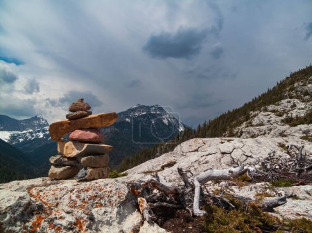 Foto de Montones de rocas o cairns en rutas de senderismo del Parque Nacional de los Lagos Waterton, Alberta, Canadá - Imagen libre de derechos